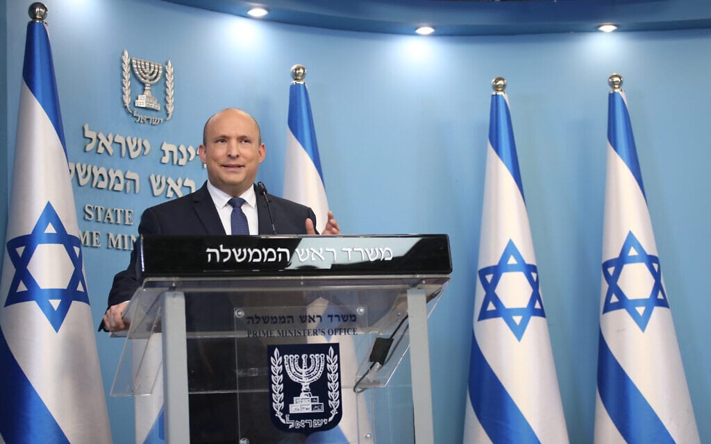 ראש הממשלה נפתלי בנט במסיבת עיתונאים במשרד ראש הממשלה בירושלים, 2 בינואר 2022 (צילום: אמיל סלמן, פול [מתוך פלאש 90])