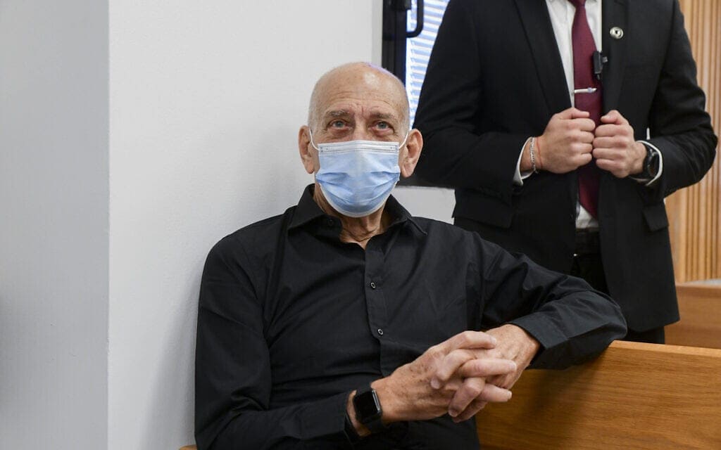 אהוד אולמרט בבית משפט השלום בתל אביב בדיון בתביעה לשון הרע שהגישו נגדו בני משפחת נתניהו, 10 בינואר 2022 (צילום: אבשלום ששוני/פלאש90)