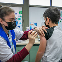 ילד מתחסן נגד קורונה במתחם החיסונים של מכבי ברחובות, 10 בינואר 2022; למצולם אין קשר לדיווח (צילום: יוסי אלוני, פלאש 90)