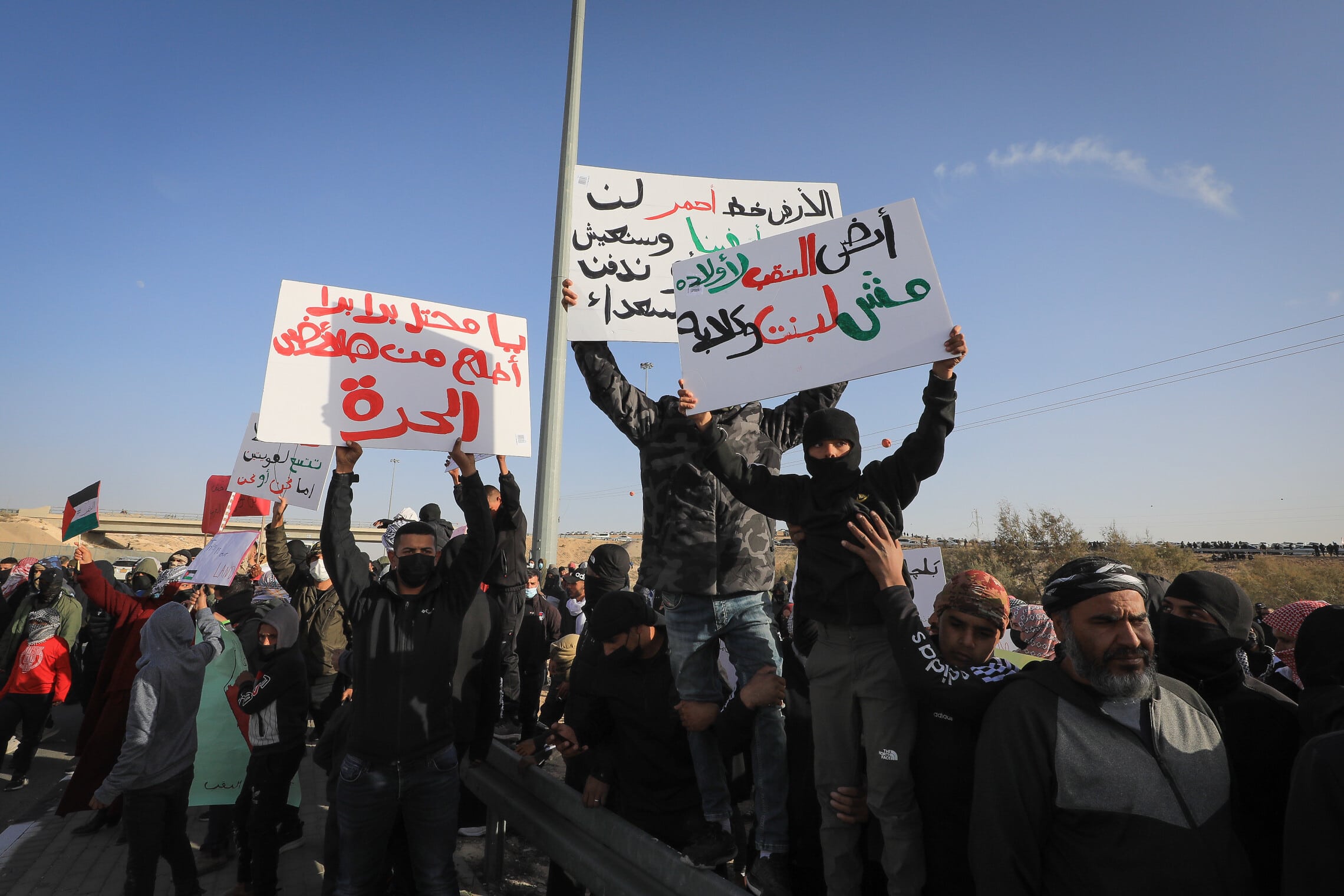 תושבים בדואים ליד כפר אל-אטרש מפגינים נגד נטיעות קק&quot;ל באזור, 13 בינואר 2022 (צילום: Jamal Awad/Flash90)