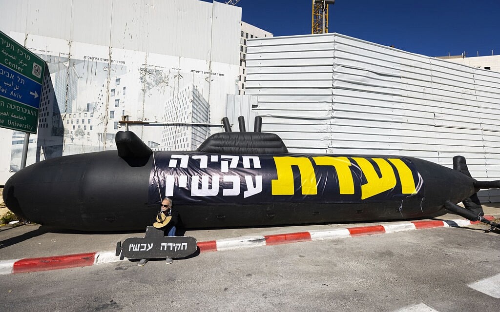 מפגין בעד הקמת ועדת חקירה לפרשת הצוללות ליד לשכת ראש הממשלה בירושלים, 23 בינואר 2022 (צילום: Olivier Fitoussi/Flash90)