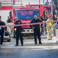 כוחות הצלה, אנשי ביטחון וצוותי רפואה בזירה שבה נהרג פועל מקריסת תקרה בתל אביב, 25 בינואר 2022 (צילום: אבשלום ששוני, פלאש 90)