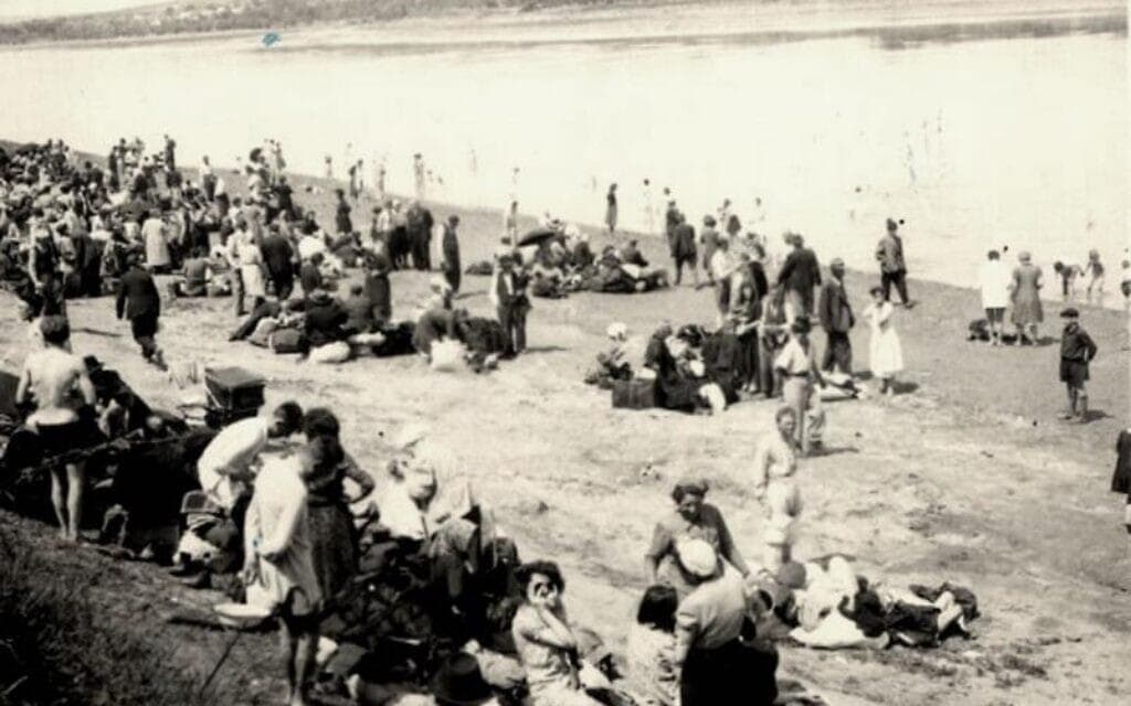 יהודים על גדת הנהר דניסטר לפני גירושם לטרנסניסטריה (צילום: רשות הציבור)
