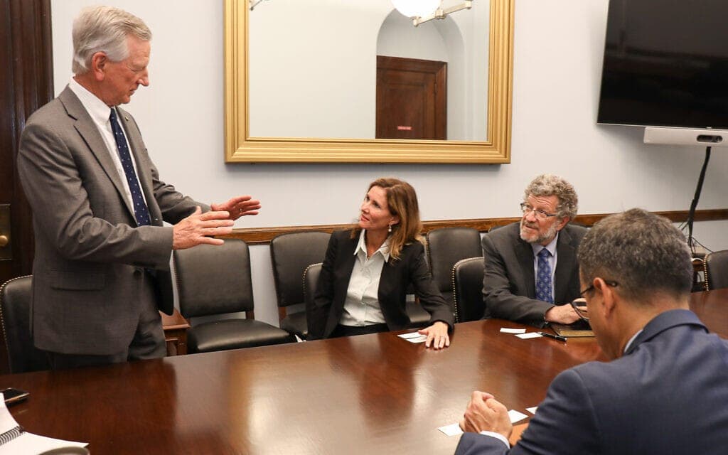 הסנאטור טומי טוברוויל (אלבמה) דן עם הת'ר ג'ונסון וארי סכר ביחסי ארצות הברית–ישראל במשרדו בוושינגטון ב-2021 (צילום: באדיבות הת'ר ג'ונסון)
