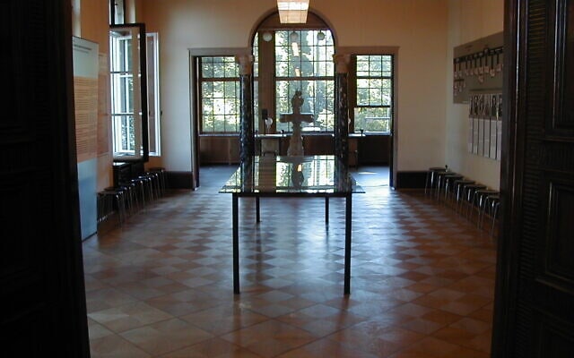 חדר האוכל שבו נערכו דיוני ועידת ואנזה בווילה ואנזה (צילום: Schoen, ויקיפדיה)