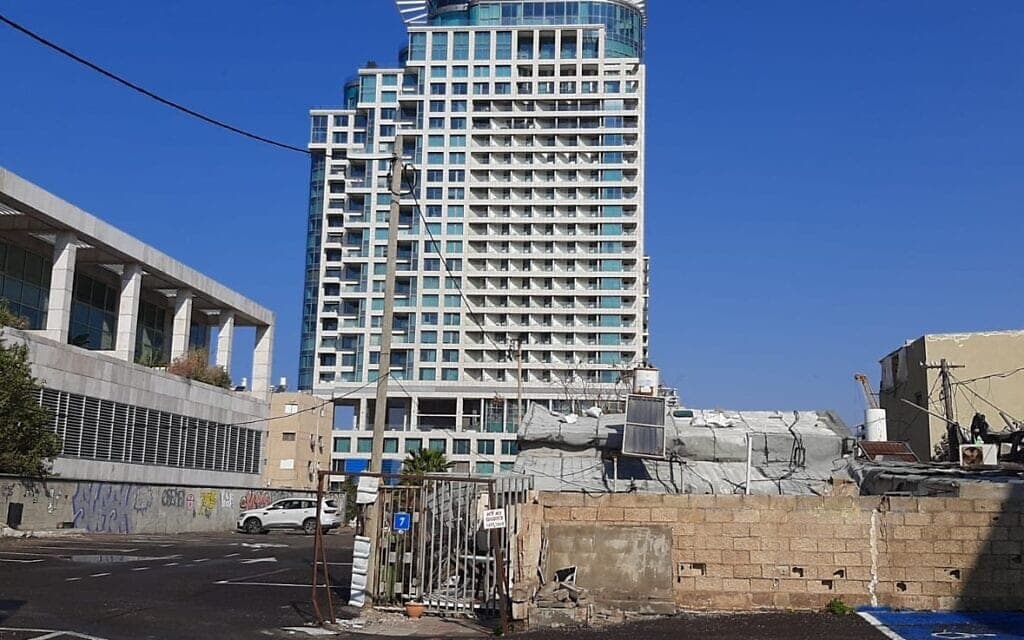 הבית של משפחת בן נון ברחוב דניאל בתל אביב. מצפון מגדל הרויאל ביץ&#039;, חוף הדולפינריום מעבר לכביש (צילום: עומר שרביט)