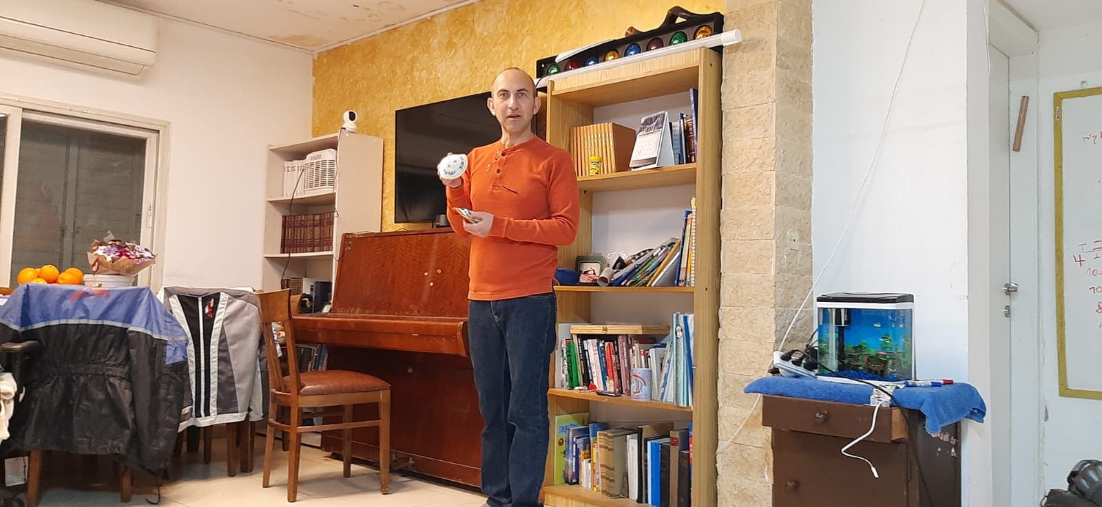 &quot;סבלתי מיהדות שמדירה אותי&quot;. הרב איתן קרול בביתו בשכונת עזרא בדרום תל אביב (צילום: עומר שרביט)