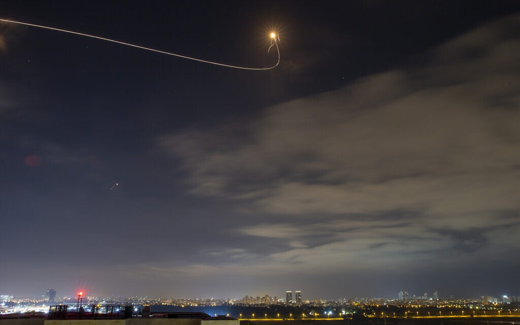 טיל מרצועת עזה מעל תל אביב (צילום: מתניה טאוסיג, פלאש 90)