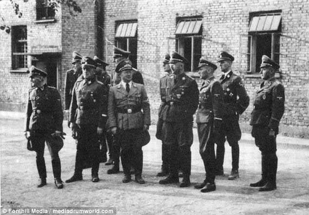 קצין האס אס גנרל הנס קמלר (שני מימין) וקצינים נוספים מבקרים באושוויץ (צילום: רשות הציבור)