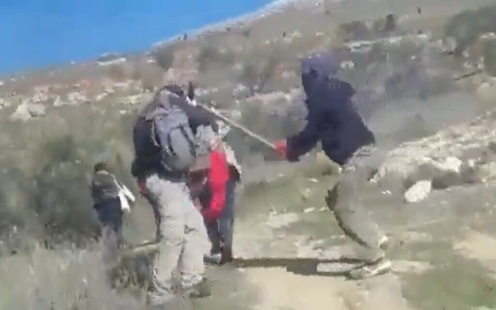 מתקפה של נוער הגבעות על פלסטינים ליד הכפר בורין, צילום מסך מסרטון שצילמו המותקפים