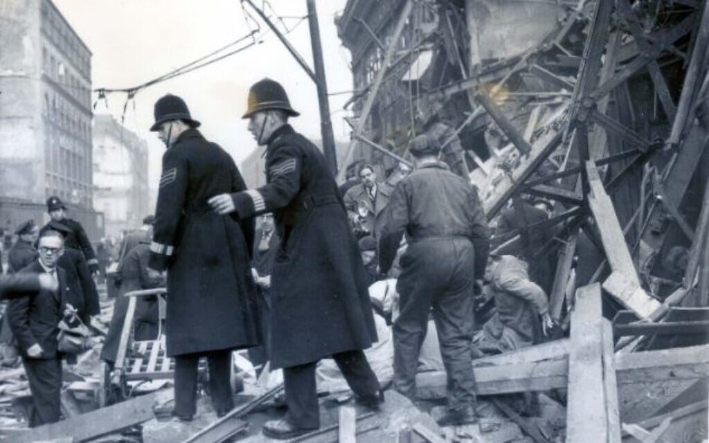 לונדון אחרי התקפת טיל 2-V מגרמניה, 1944 (צילום: רשות הציבור)