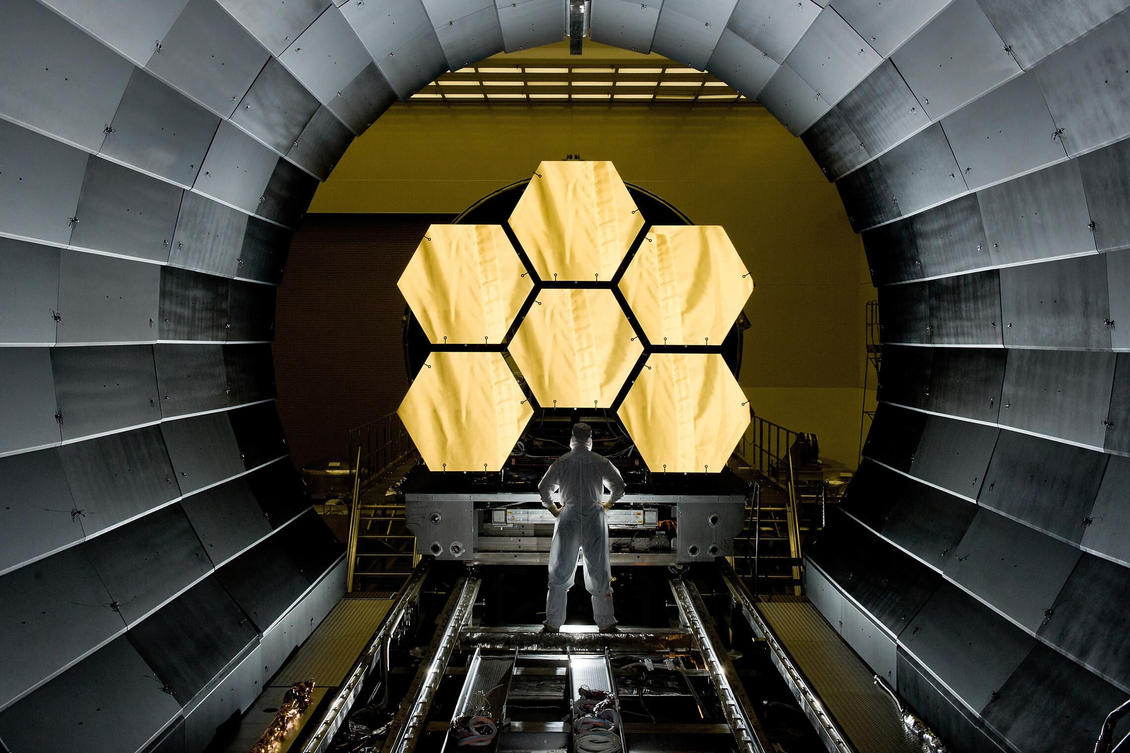 מהנדס נאס"א ארני רייט בוחן את ששת מקטעי המראה של טלסקופ החלל ג'יימס וב (צילום: נאס"א / מרכז טיסות החלל מרשל / דיוויד היגינבותם / ויקיפדיה)