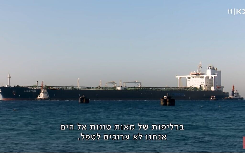מכלית נפט פורקת בנמל אילת, צילום מסך מ"זמן אמת" ב"כאן11"