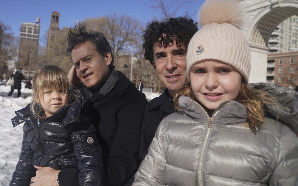 הסנטור בראד הולימן מניו יורק עם בן זוגו ושני ילדיהם שנולדו בעזרת פונדקאית (צילום: AP Photo/Bebeto Matthews)