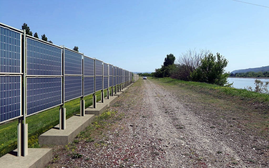 גדר סולארית בצרפת (צילום: Compagnie nationale du Rhôn)