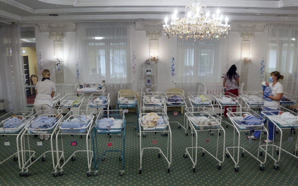 תינוקות שנולדו מפונדקאות בהמתנה בתינוקיה באוקראינה (צילום: AP Photo/Efrem Lukatsky)