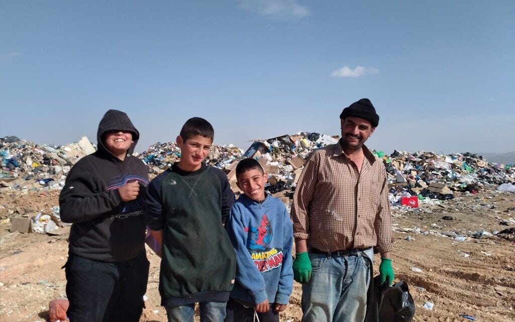 סלאח, תושב ביר זית, וילדיו עומר, פאדי ויוסוף (צילום: יעל ישראל)