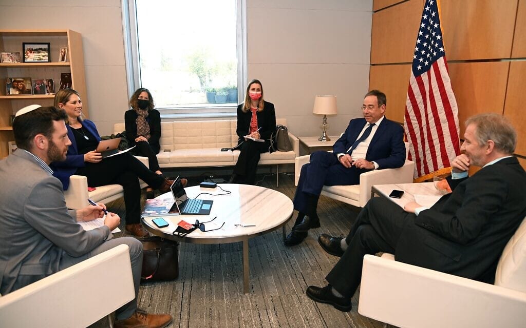 דיוויד הורוויץ, שגריר ארה&quot;ב תומאס ניידס וצוות לשכתו, טל שניידר ולייזר ברמן, 7 בפברואר 2022 (צילום: David Azagury / US Embassy)