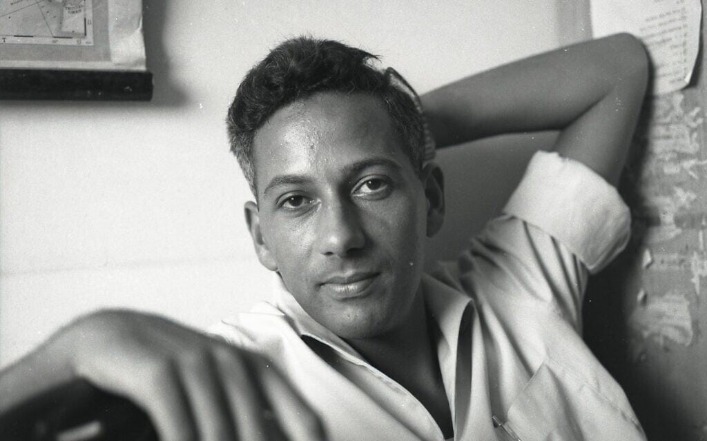 העיתונאי יואל מרקוס ב-1962 (צילום: ארכיון בוריס כרמי, הספרייה הלאומית)