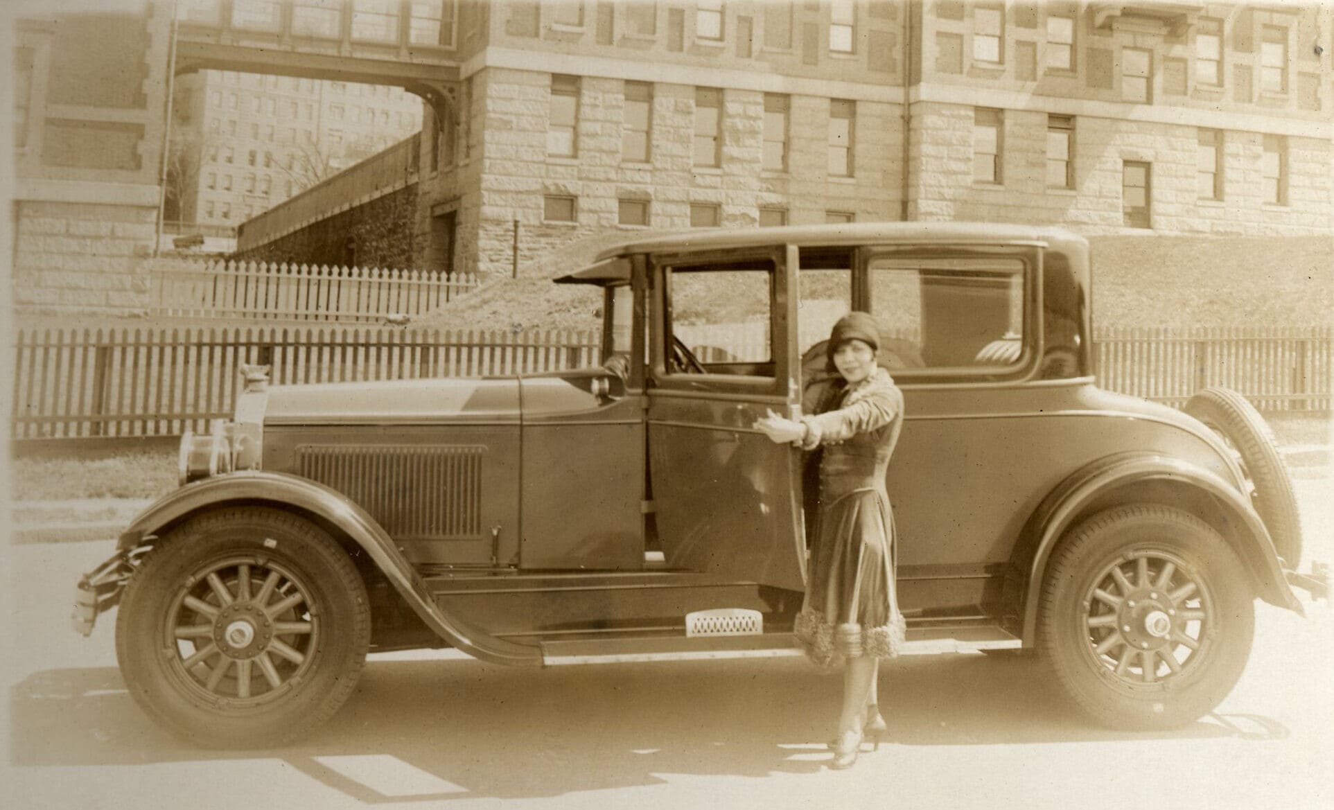 פולי אדלר ומוכנית הקופה שרכשה, יולי 1927 (צילום: Polly Adler Collection courtesy of Eleanor Vera)