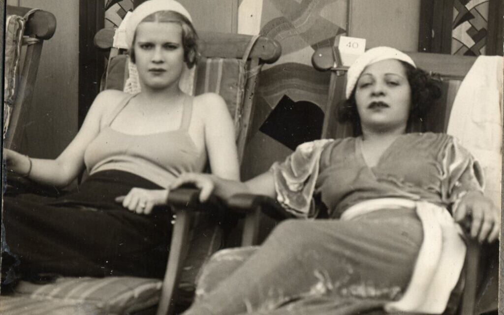 פולי אדלר בחופשה עם אחת הנערות שעבדו אצלה (צילום: Polly Adler Collection courtesy of Eleanor Vera)