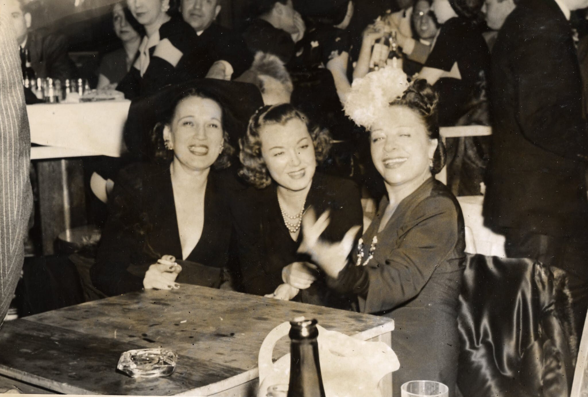 פולי אדלר חוגגת עם שתי עובדות שלה ב־1930 (צילום: Polly Adler Collection courtesy of Eleanor Vera)