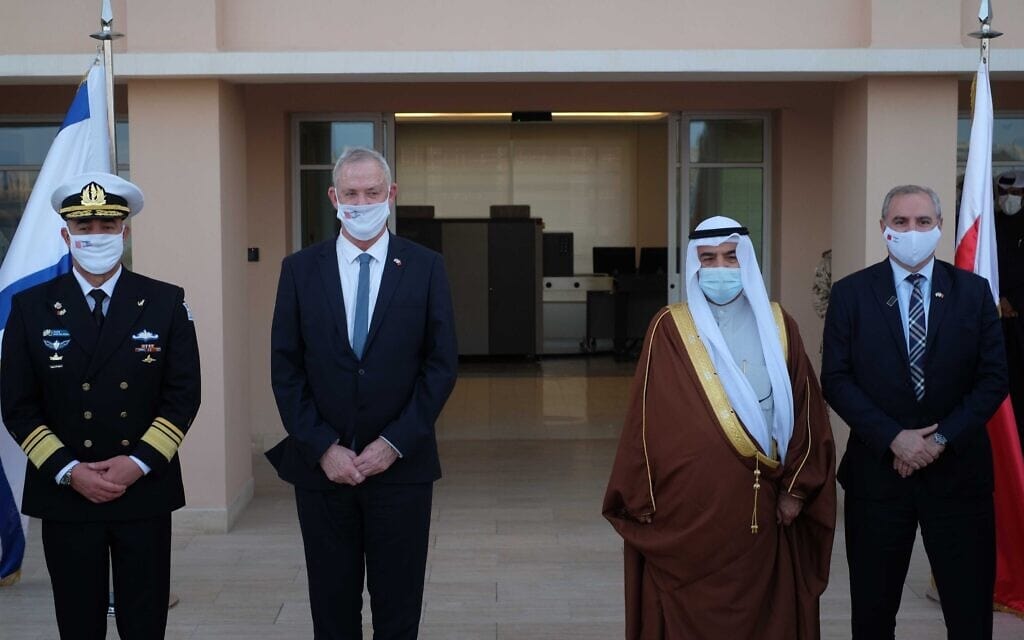 שר הביטחון בני גנץ עם שר ההגנה הבחרייני עבדאללה בן חסאן אלנעימי, 2 בפברואר 2022 (צילום: אריאל חרמוני, משרד הביטחון)