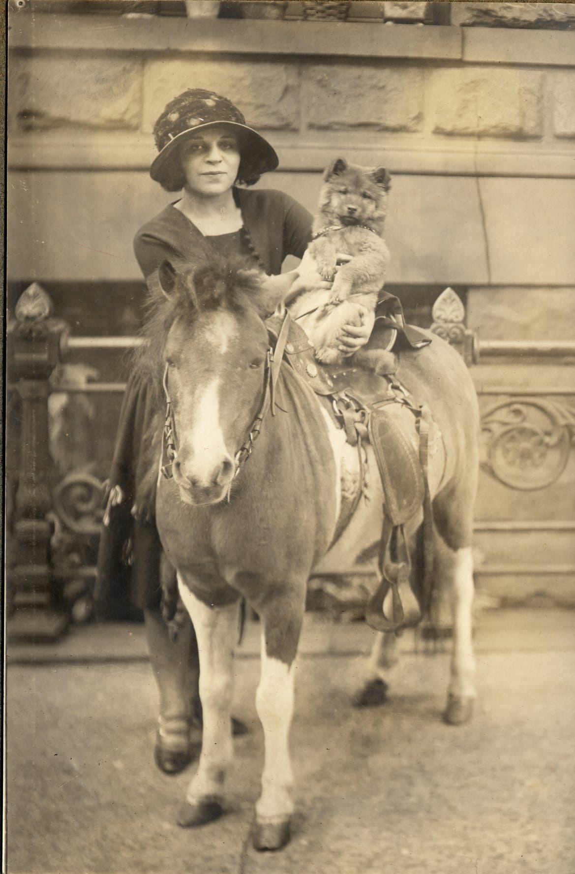 פרל אדלר, לימים פולי, עם כלב הצ&#039;או צ&#039;או האהוב שלה ב־1921 (צילום: Polly Adler Collection courtesy of Eleanor Vera)