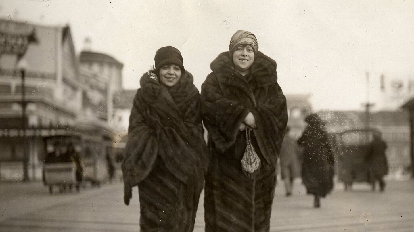 פולי אדלר (משמאל) במעיל הפרווה הראשון שלה בטיילת של אטלנטיק סיטי, ניו ג&#039;רזי, 1924 (צילום: Polly Adler Collection courtesy of Eleanor Vera)