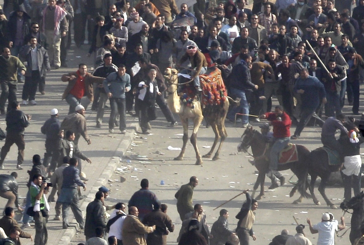 &quot;קרב הגמל&quot; בכיכר תחריר, 2 בפברואר 2011 (צילום: AP Photo/Ben Curtis)