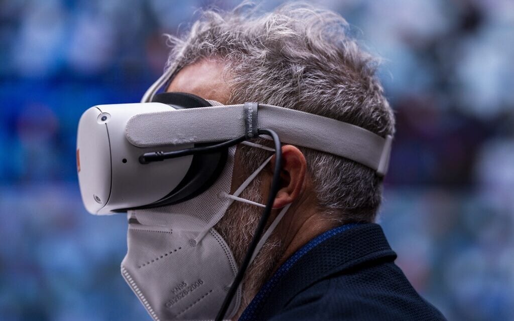 מבקר בוועידת הסלולר העולמית בברצלונה מתנסה במשקפי VR, ספרד, 20 ביוני 2021 (צילום: AP Photo/Bernat Armangue)
