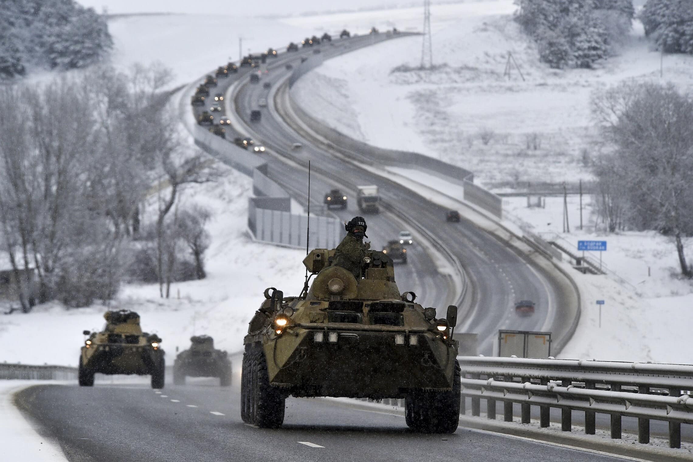 שיירת משוריינים רוסית בדרך לגבול אוקראינה, 18 בינואר 2022 (צילום: AP Photo)