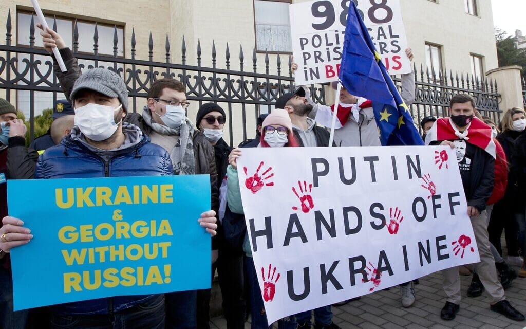 אזרחים גאורגים מפגינים בעד אוקראינה ליד בניין השגרירות בטביליסי, 23 בינואר 2022 (צילום: AP Photo/Shakh Aivazov)