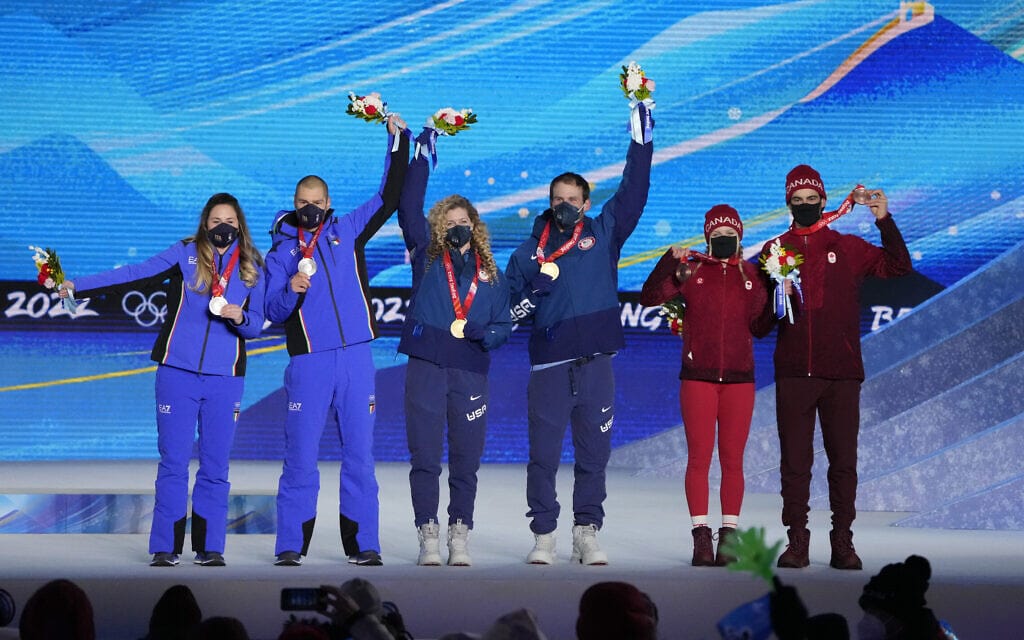 טקס חלוקת המדליות בתחרות הסנובורד המעורבת של אולימפיאדת החורף בבייג'ינג 2022 (צילום: AP Photo/Lee Jin-man)