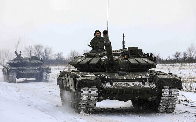 14 בפבברואר 2022, כוחות רוסים בשטח במהלך תרגילים במחוז לנינגרד (צילום: Russian Defense Ministry Press Service via AP, File)