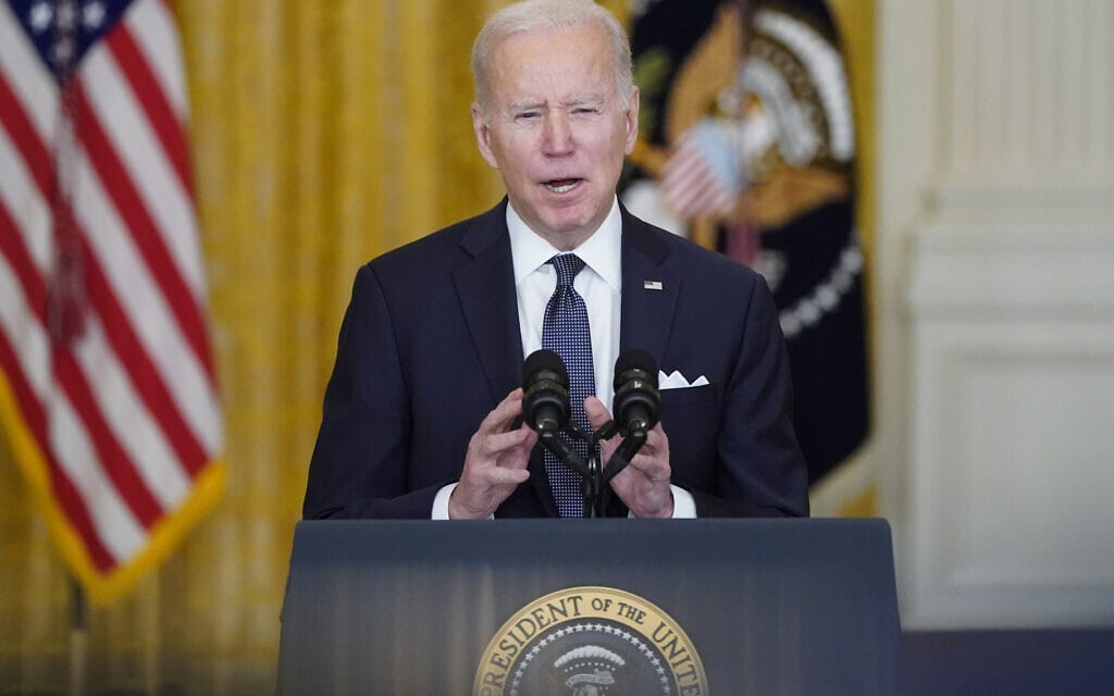נשיא ארצות הברית ג'ו ביידן נושא דברים בחדר המזרחי בבית הלבן, 15 בפברואר 2022 (צילום: Alex Brandon, AP)