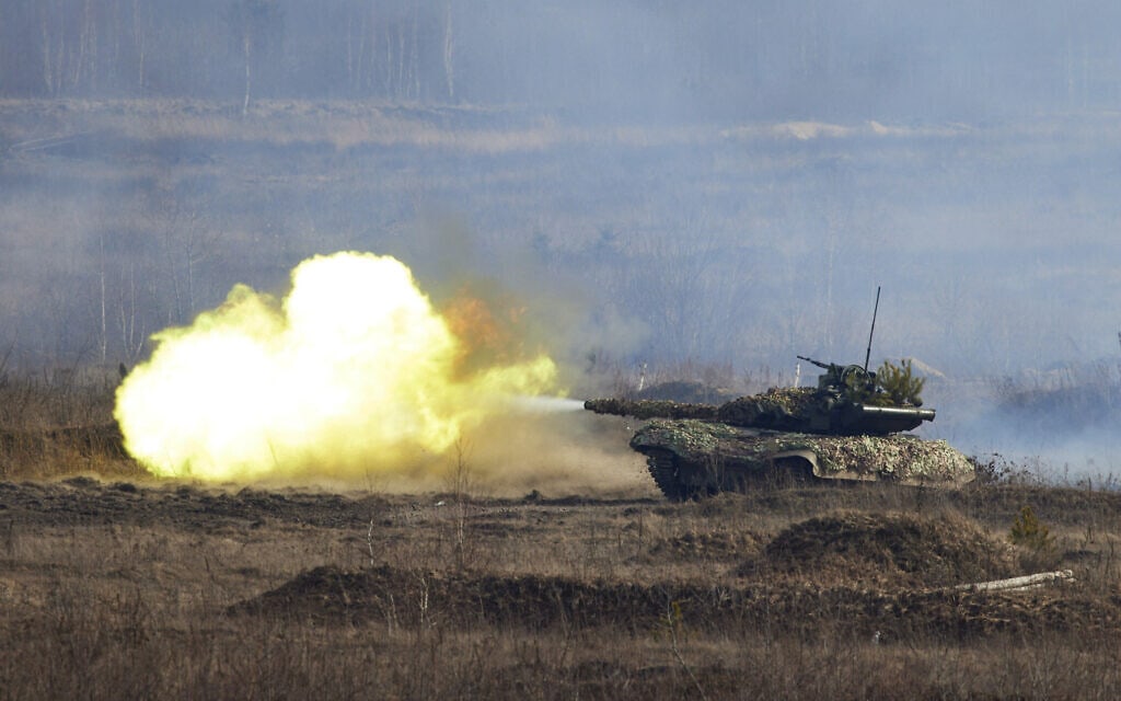טנק יורה במסגרת תרגיל בצפון אוקראינה, 16 בפברואר 2022 (צילום: Ukrainian Presidential Press Office via AP)