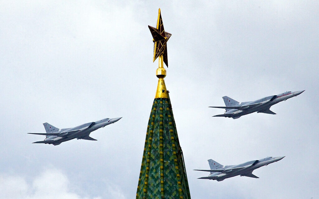 מפציצים רוסיים טסים מעל מגדל הקרמלין ב-2016. אילוסטרציה (צילום: AP Photo/Ivan Sekretarev)