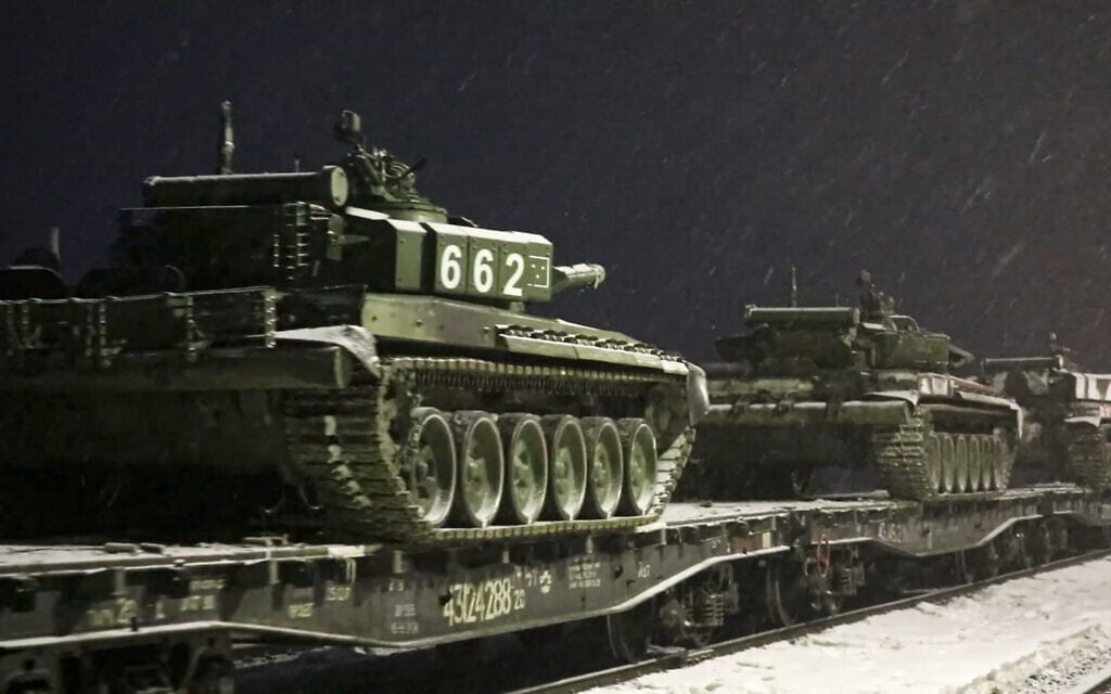 טנקים של הצבא הרוסי מועלים על רכבת משא כדי לשוב לבסיסי הקבע שלהם לאחר שלקחו חלק בתרגילים ליד אוקראינה; מתוך סרטון שסופק על ידי שירות העיתונות של משרד ההגנה הרוסי ב-18 בדצמבר 2022 (צילום: Russian Defense Ministry Press Service via AP)