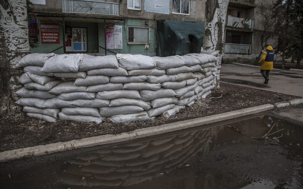 בית במחוז לוהנסק שבאוקראינה שנפגע בהפגזות, 19 בפברואר 2022 (צילום: Oleksandr Ratushniak, AP)