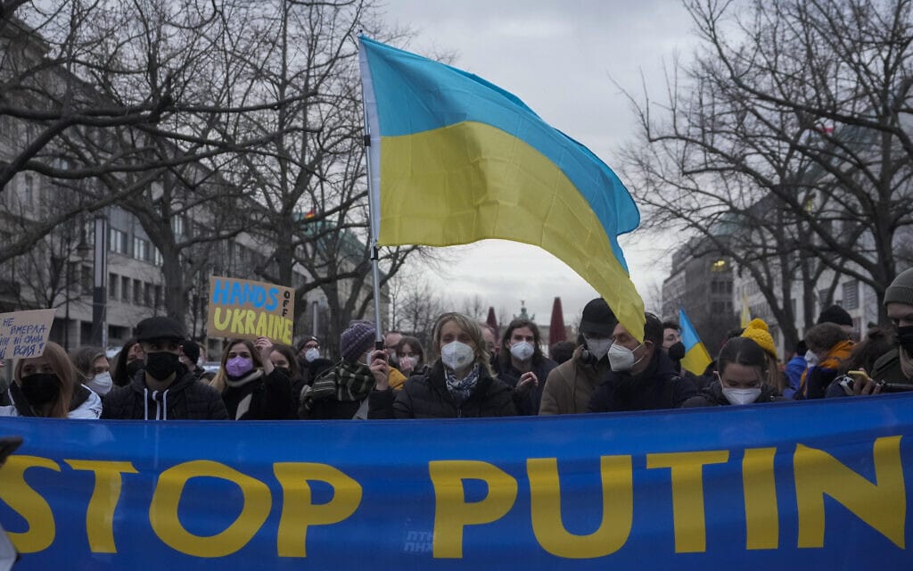 מפגינים התומכים באוקראינה מוחים ליד שגרירות רוסיה בברלין, 22 בפברואר 2022 (צילום: Markus Schreiber, AP)