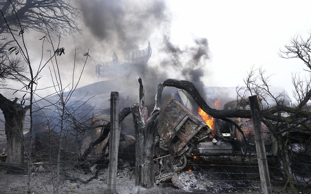 מערך רדאר אוקראיני שנפגע ליד מריאופול, 24 בפברואר 2022 (צילום: AP Photo/Sergei Grits)