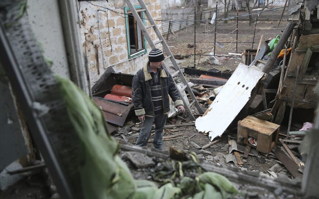 תושב מזרח אוקראינה בביתו שנפגע ביום הראשון של המתקפה הרוסית, 24 בפברואר 2022 (צילום: Alexei Alexandrov, AP)