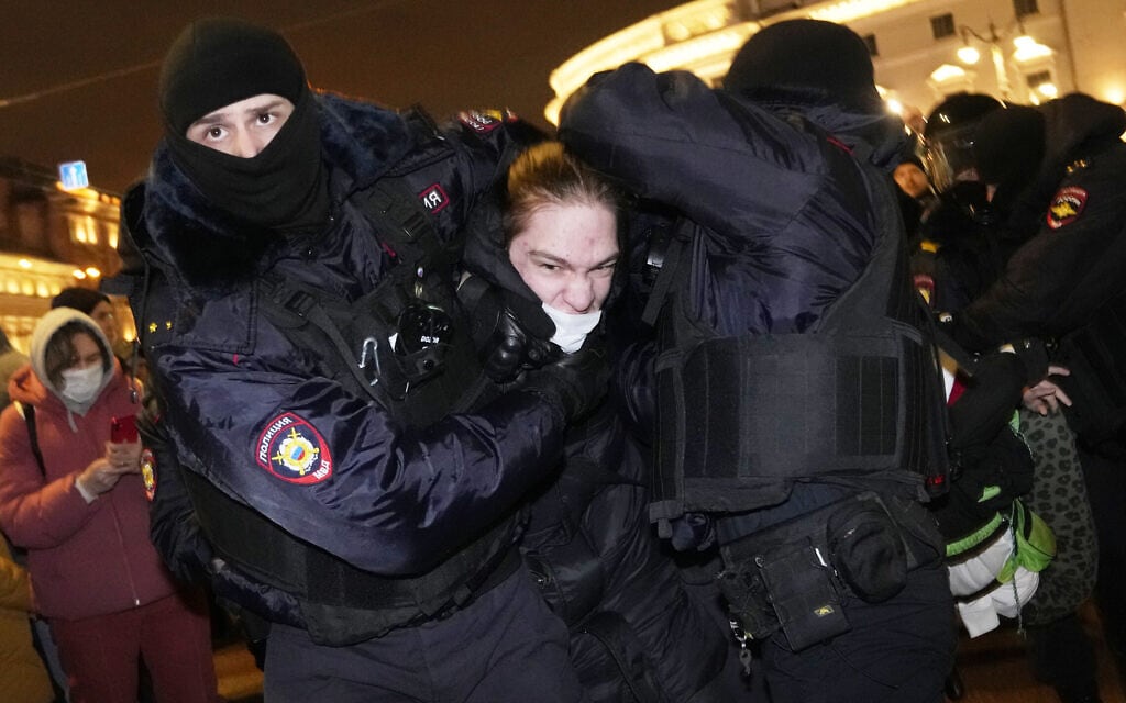 שוטרים עוצרים מפגין בסנט פטרבורג, 24 בפברואר 2022 (צילום: Dmitri Lovetsky, AP)