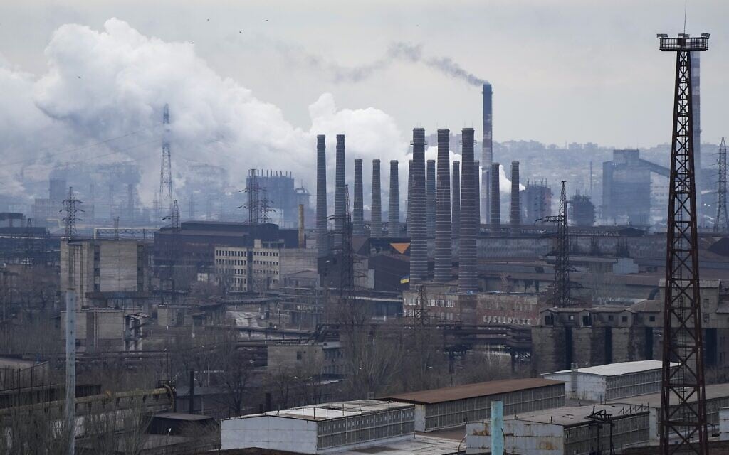תחנת כוח בפאתי העיר מריופול באוקראינה, כשברגע ההפצצות של הרוסים, 24 בפברואר 2022 (צילום: AP Photo/Sergei Grits)