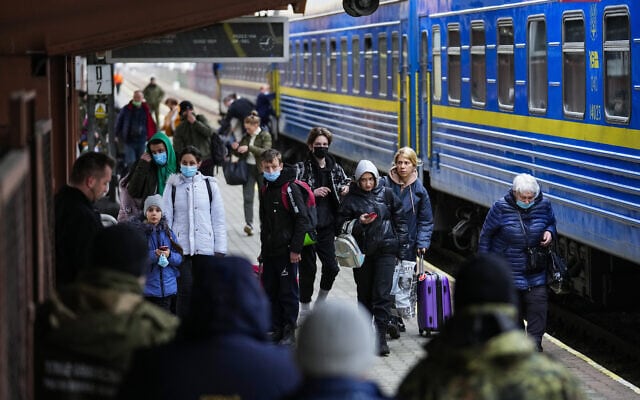 אנשים שנמלטו מאוקראינה מגיעים לתחנת הרכבת בפשמישל שבפולין, 25 בפברואר 2022 (צילום: Petr David Josek, AP)