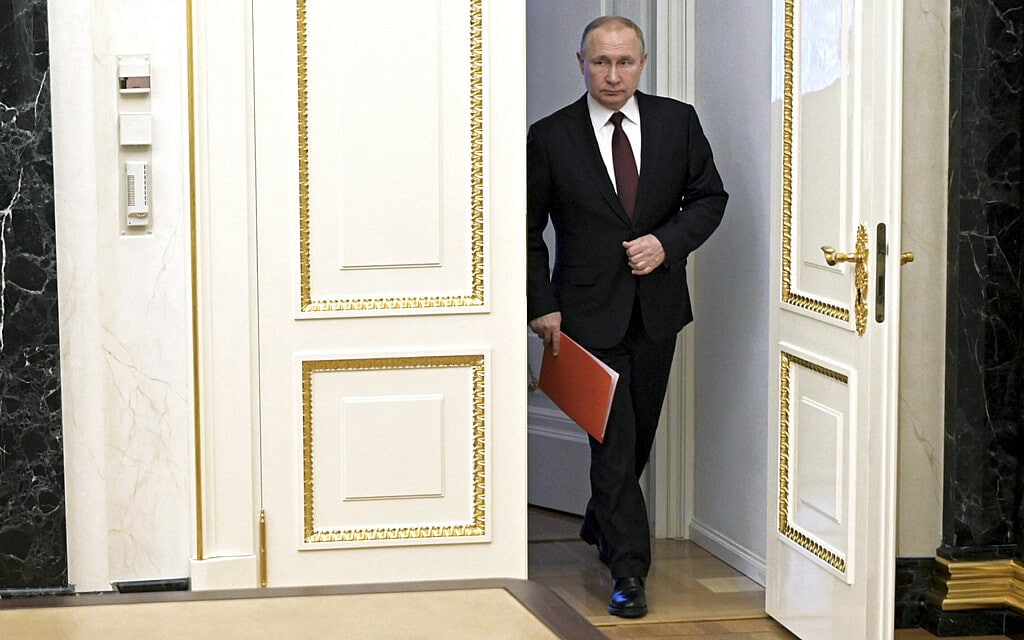 נשיא רוסיה ולדימיר פוטין נכנס לפגישה של מועצת הביטחון במוסקבה, 25 בפברואר 2022 (צילום: Alexei Nikolsky, Sputnik, Kremlin Pool Photo via AP)