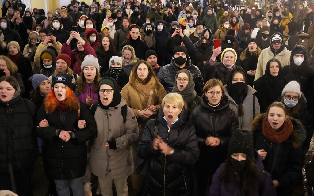 מפגינים רוסים בסנט פטרסבורג קוראים סלוגנים נגד הפלישה לאוקראינה, 25 בפברואר 2022 (צילום: AP Photo/Dmitri Lovetsky)