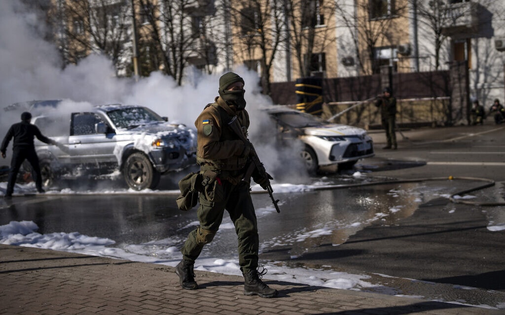 חיילי אוקראיני בקייב, 26 בפברואר 2022 (צילום: AP Photo/Emilio Morenatti)