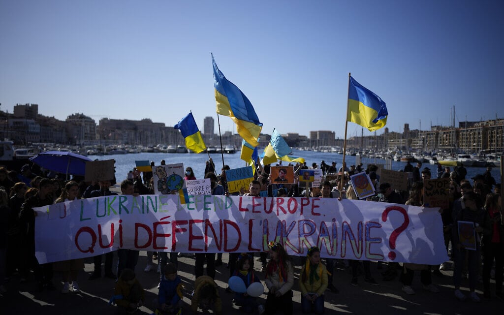 אזרחי צרפת מפגינים נגד רוסיה בעקבות הפלישה לאוקראינה, 26 בפברואר 2022 (צילום: AP Photo/Daniel Cole)